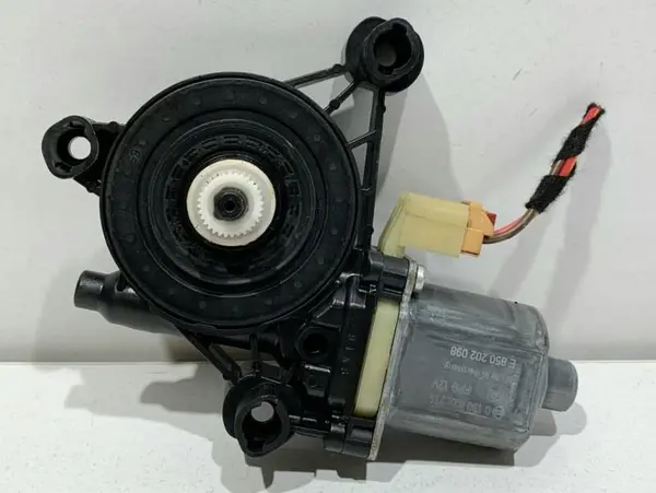 Motoras macara geam dreapta spate 5Q0959802A Volkswagen Tiguan 2 (2016-2020)