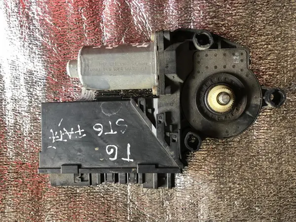 Motoras macara geam stanga fata cu modul 7l0959702c Volkswagen Touareg (2002-2006)