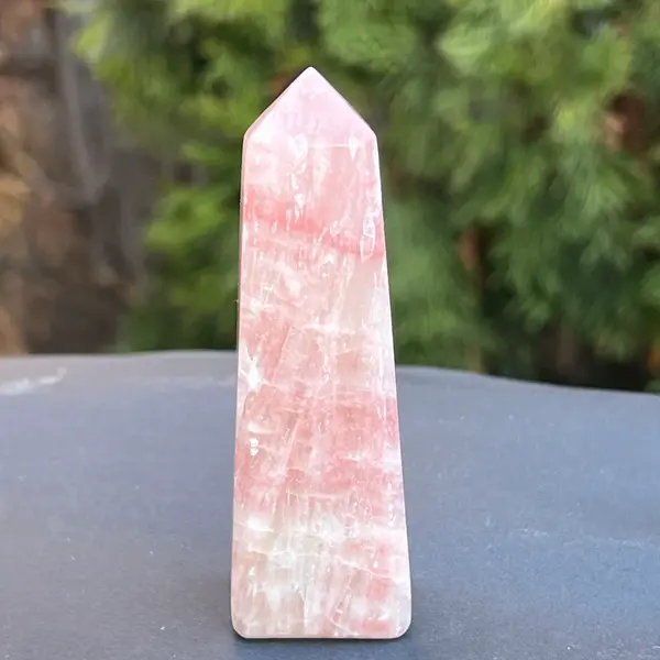 Obelisc calcit roz model 1