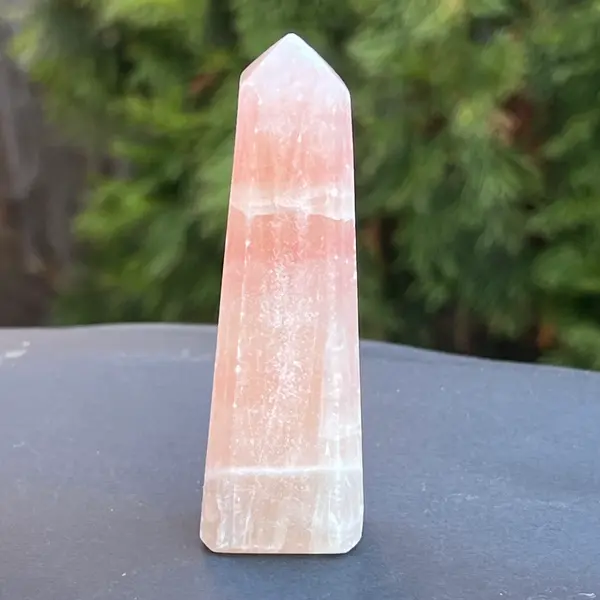 Obelisc calcit roz model 2