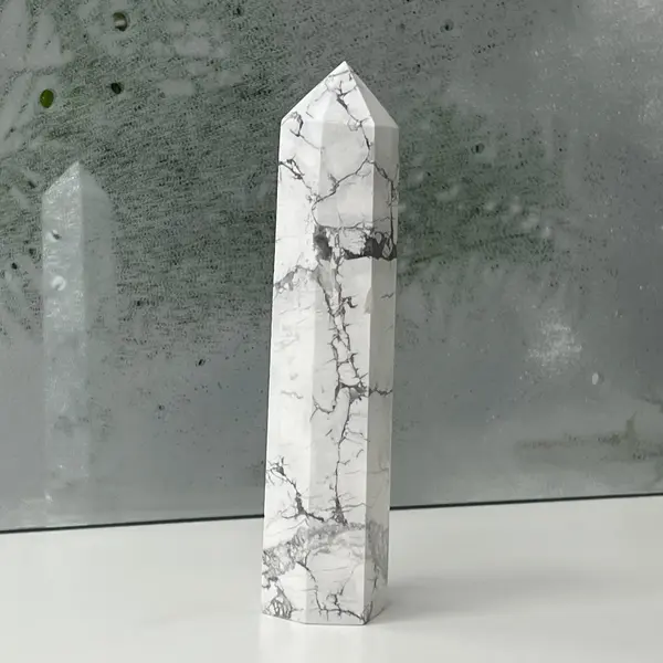 Obelisc howlit alb model L1