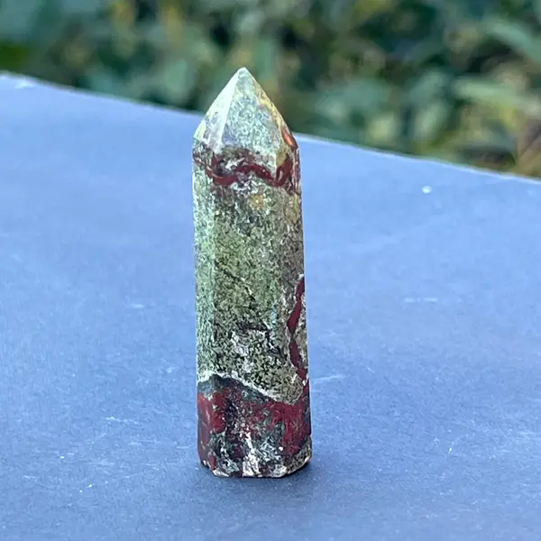Obelisc mini piatra sangele dragonului (epidot&piedmontit) m6