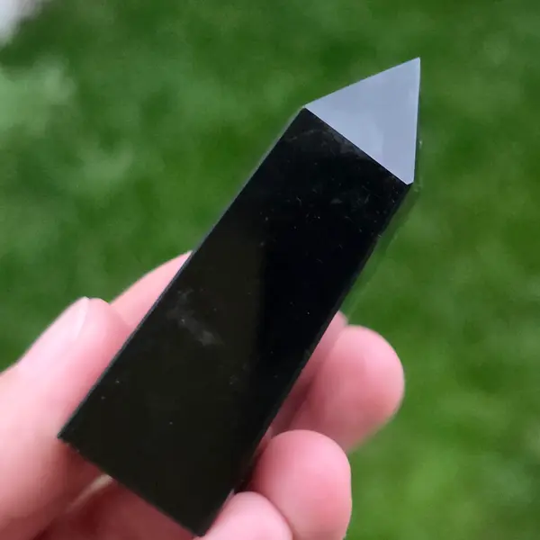 Obelisc obsidian negru