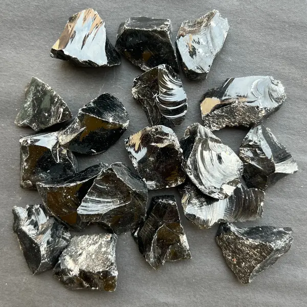 Obsidian piatra bruta spartura