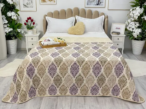 (OFERTA 3 la 199 Lei) Cuvertura matlasata cu doua fete pentru pat dublu , 210x210, Auriu-Mov, oriental