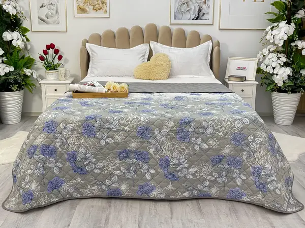 (OFERTA 3 la 199 Lei) Cuvertura matlasata cu doua fete pentru pat dublu , 210x210, Gri-Albastru, flori