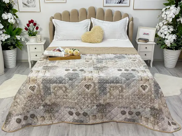 (OFERTA 3 la 199 Lei) Cuvertura matlasata cu doua fete pentru pat dublu , 210x210, Bej-Gri, inimioare