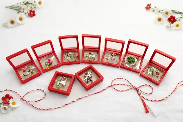 Oferta 9 brose modele mixte de 4 cm in cutie rosie eleganta de 7x7 cm
