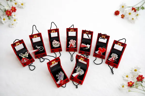 Oferta 9 brose modele mixte de 5 cm in cutie rosie cu snur negru de 10x7 cm