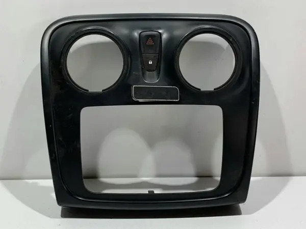 Ornament / trim grila ventilatie centrala 682608729R Dacia Logan 2 (2012-2017)