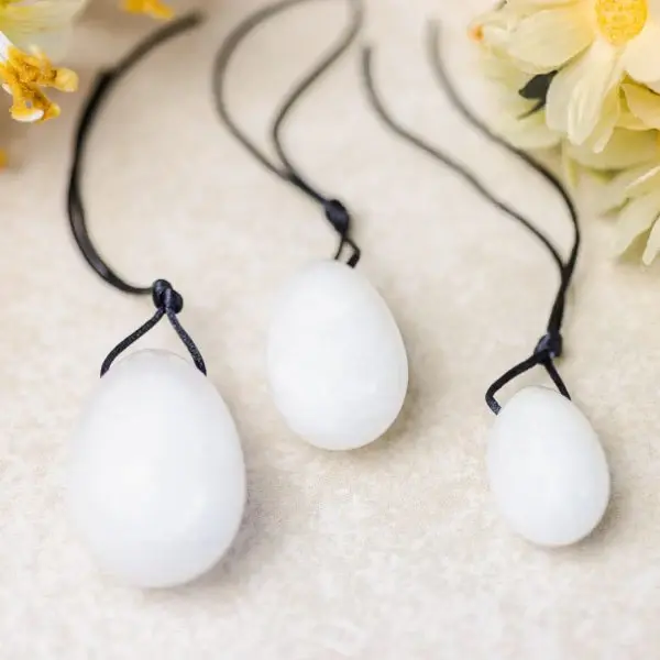 Oua Yoni din jad alb - Set 3 bucati ambalat in cutie cadou natur