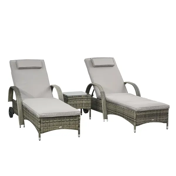Outsunny Set de 2 șezlonguri mari confortabile : saltea, tetieră, spătar reglabil pe multiple poziții, cotiere, roți + măsuță joasă cu blat din sticlă securizată și rășină împletită gri | Aosom Romania