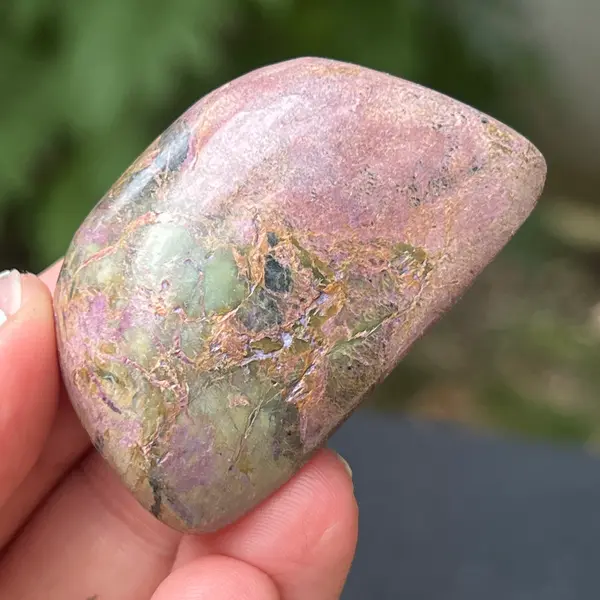 Palmstone atlantisit (stichtit, serpentin) model 2