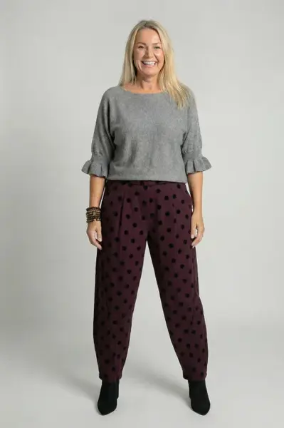 Pantaloni bordo lejeri cu imprimeu buline subtil emosate , croi relaxat, talie confortabila