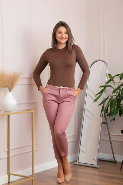 Pantaloni dama roz pudrat conici Blair cu curea si detaliu fundita