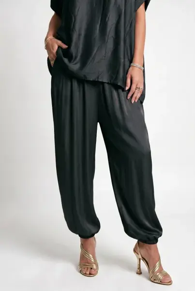 Pantaloni din matase si vascoza satinata cu croi lejer si elastic la glezna, negri