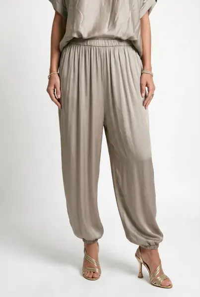 Pantaloni din matase si vascoza satinata cu croi lejer si elastic la glezna, bej auriu