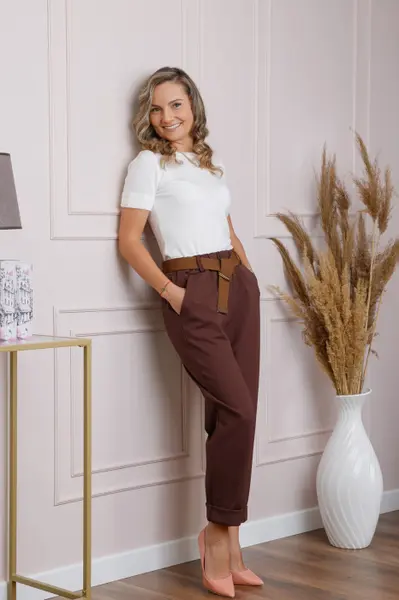 Pantaloni maro inchis lejeri cu talie elastica si curea ajustabila