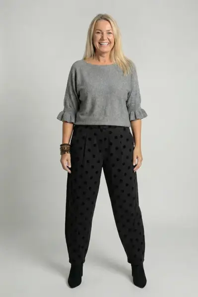 Pantaloni negri lejeri cu imprimeu buline subtil emosate , croi relaxat, talie confortabila