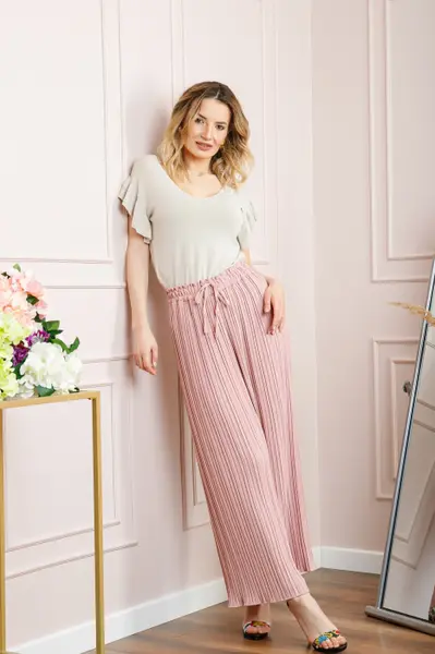 Pantaloni plisati roz pudrat cu elastic in talie