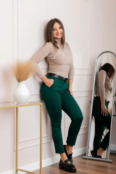 Pantaloni slim verzi cu talie inalta si curea lata