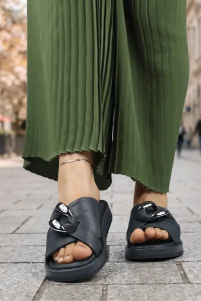 Papuci Din Piele Negri cu Accesoriu - Vera BLACK