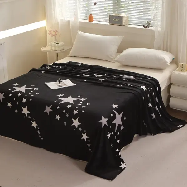 Patura Pufoasa CoCoLiNo (Fleece), 200x230cm, 240gr/m, Negru, Stelute - Rasfatul Perfect pentru Serile Racoroase