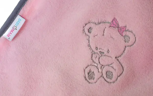 Paturica din plus pentru copii BabyMam, dimensiune 75 x 100 cm, model brodat Pink Teddy Bear