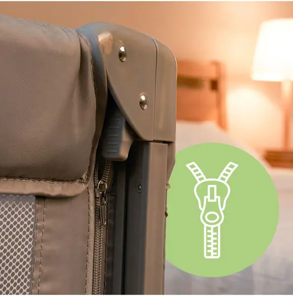 Patut de calatorie pentru copii Malplay, cu doua nivele, laterala culisanta, salteluta, plasa de ventilatie, roti, usa cu fermoar si geanta de transport inclusa, dimensiune 60 x 120 cm Gri