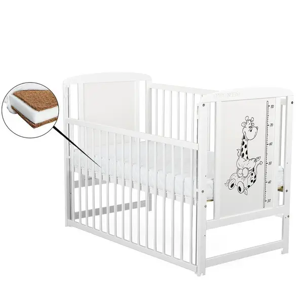 Patut din lemn bebe, 120x60 cm, Cu laterala culisanta, Din lemn de pin si mdf, Stabil si rezistent, Inaltime saltea reglabila pe 3 nivele, Laterala cu 3 bete detasabile, EN716-1, EN716-2, Alb, Babyneeds, Timmi Girafa + Saltea 12 cm