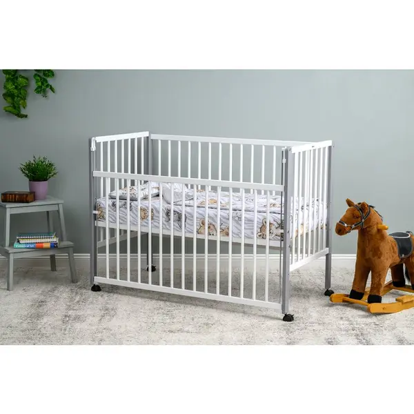 Patut din lemn bebe, 120x60 cm, Cu laterala culisanta, Din lemn de pin, Stabil si rezistent, Inaltime saltea reglabila pe 3 nivele, Laterala cu 3 bete detasabile, EN716-1, EN716-2, Alb, Qmini, Maya