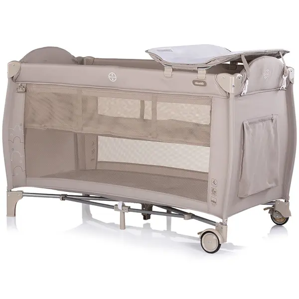 Patut pliabil Chipolino Bella Latte cu 2 nivele, saltea de infasat, intrare laterala cu fermoar, carusel muzical cu jucarii, tava pentru accesorii si geanta de transport