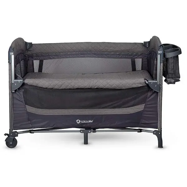Patut pliabil multifunctional Coccolle Insieme Co Sleeper cu laterala culisanta si 2 niveluri de inaltime, Sistem atasare la somiera patului de adult, Masa infasat, Roti cu frana, Usita cu fermoar, Geanta transport, 120x60 cm