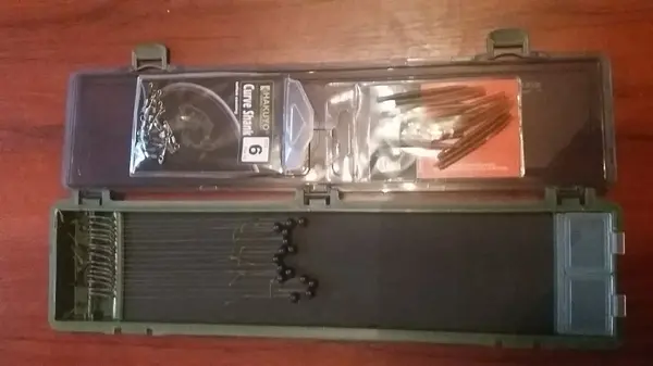 Penar pescuit echipat cu 10 riguri si accesorii