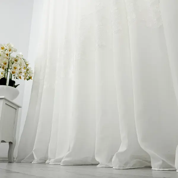 Perdea Evelyn din Voal Brodat, model cu frunze, Ivoire, 140cm latime x 260cm inaltime, cu rejansa pt bara