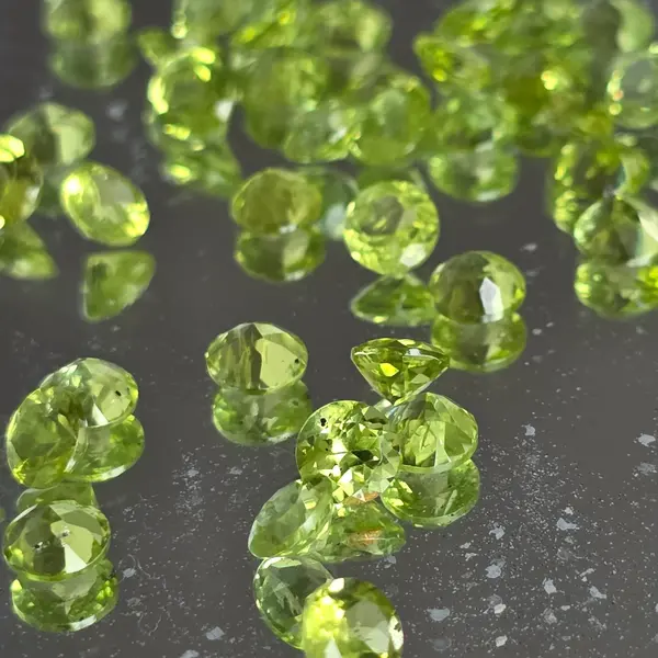 Peridot fatetat rotund – Pietre pentru Bijuterii