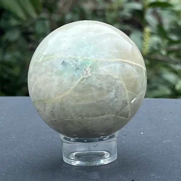 Piatra lunii cu garnierit sfera m1