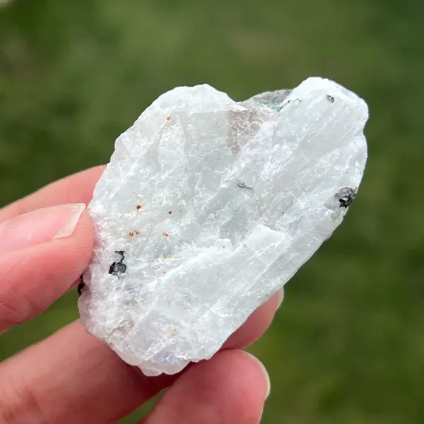 Piatra lunii cu insertii turmalina -piatra bruta m10