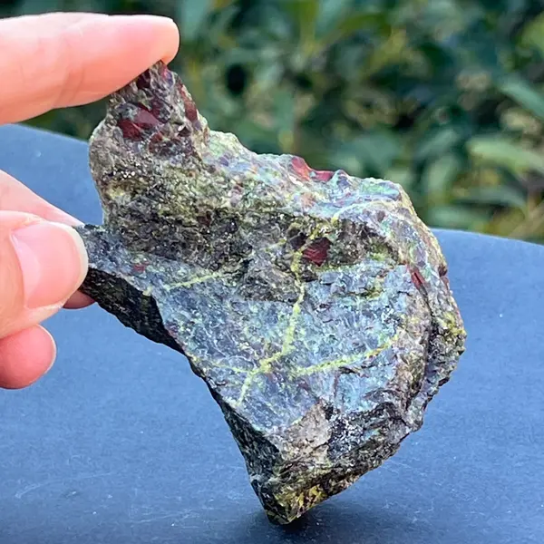 Piatra sangele dragonului (epidot&piedmontit) piatra bruta m10