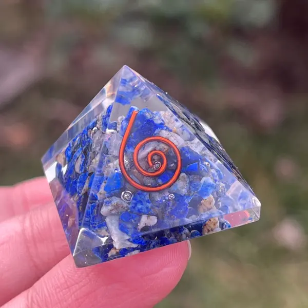 Piramida lapis lazuli in rasina 3 cm