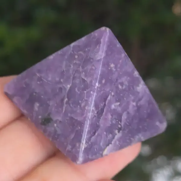 Piramida lepidolit
