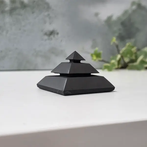Piramida shungit 5 cm Sakkara