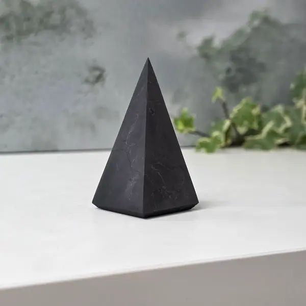 Piramida shungit polisat 6 * 3 cm