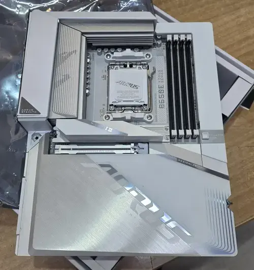 Placa de baza GIGABYTE B650E AORUS STEALTH ICE, AM5, AMD B650, ATX