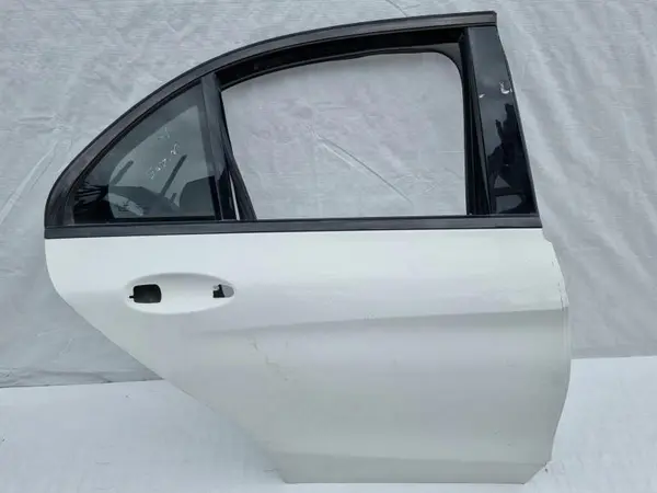 Portiera usa dreapta spate culoare alba Mercedes C-Class (2014->) [W205]