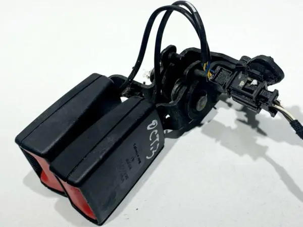 Pretensioner centura de siguranta stanga si mijloc spate 8V0857739 Skoda Octavia 3 (2013-2017 )