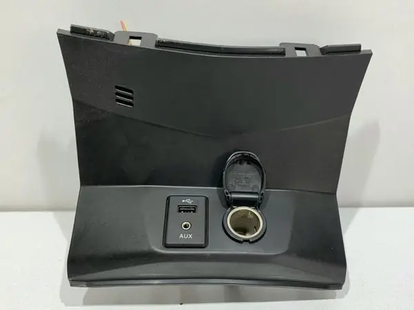 Prisa usb / aux 681044CC0A Nissan X-Trail 3 (2014-2017) [T32]
