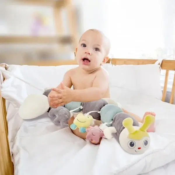 Protectie laterala patut multifunctionala cu jucarii din plus BabyJem Caterpilar, Diverse culori