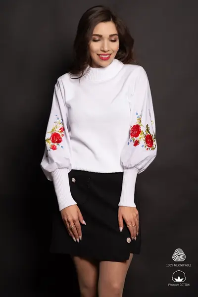 Pulover dama din bumbac alb cu maneci brodate cu trandafiri rosii