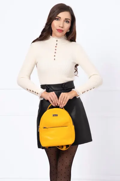 Pulover elegant bej din tricot fin cu dantela la guler si mansete